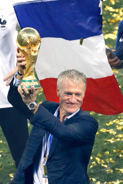 拉玛西亚老队友，韩国球员李昇祐赛前与奥尔莫寒暄.